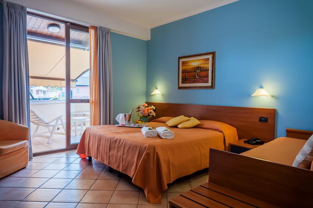 Hotel Bacco Ашеа Екстер'єр фото